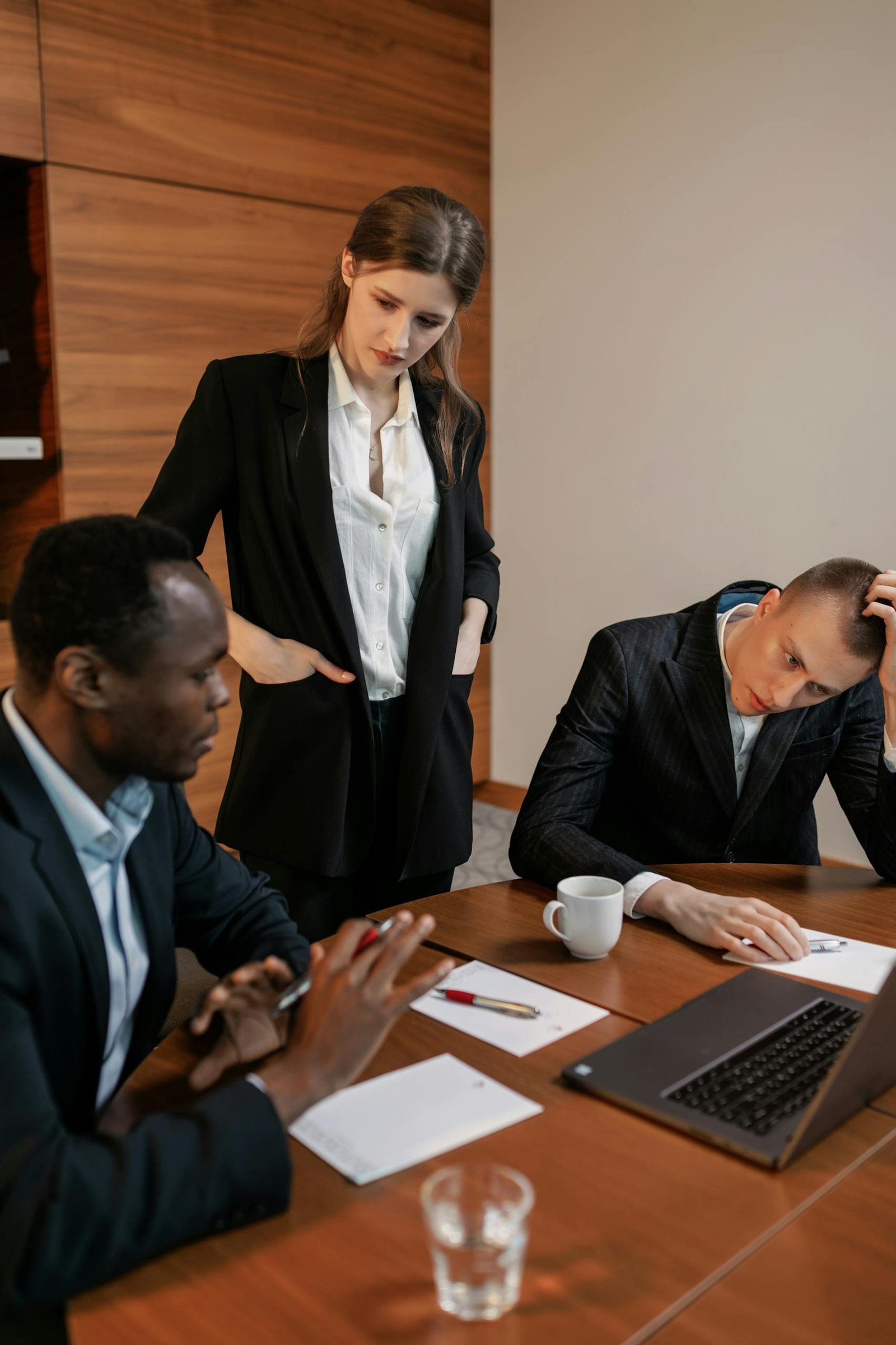 Diverse Gruppe von Fachleuten in einer konstruktiven Besprechung – Teamarbeit und Führung im modernen Büro